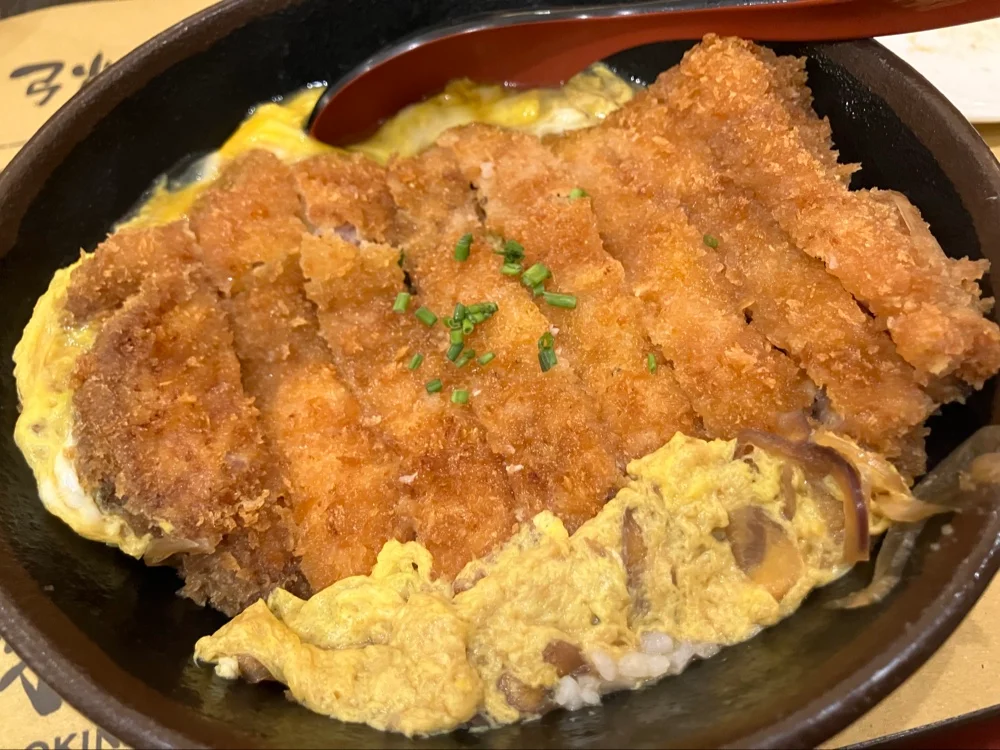 Katsu-don: maiale fritto con uova e cipolle su riso